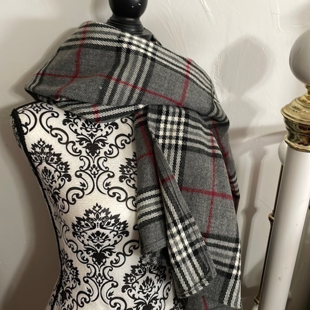 M
Blanket Scarf/shawlWrap in gray plaid
